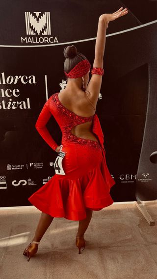 Vestido de baile latino rojo con pedrería