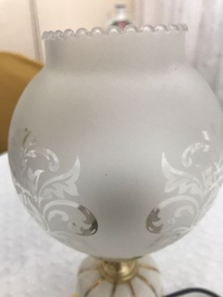 Lámpara de mesa dorada y blanca