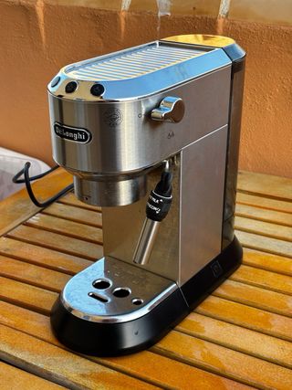Cafetera DeLonghi Dedica modeada