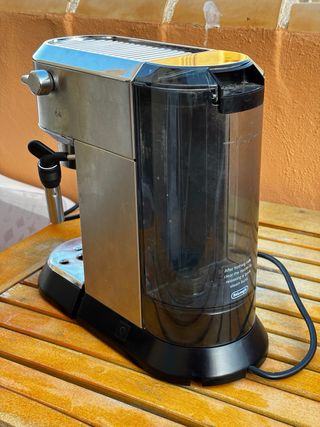 Cafetera DeLonghi Dedica modeada