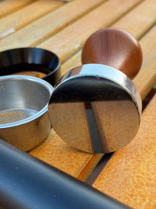 Cafetera DeLonghi Dedica modeada