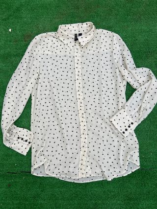 Camisa blanca con estampado de corazones negros