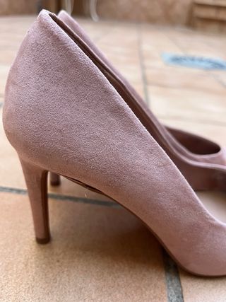 Zapatos de salón rosa ante