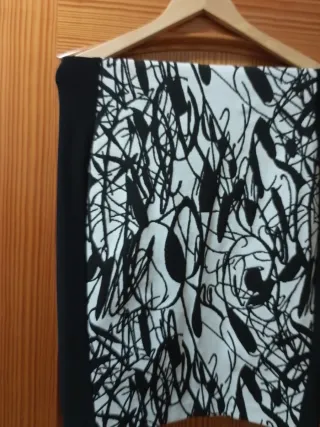 Falda elástica con estampado abstracto