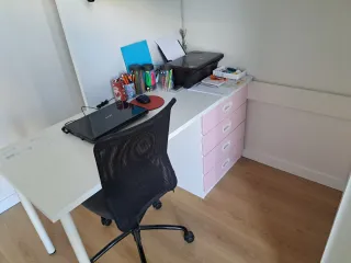 Dormitorio juvenil blanco y rosa.