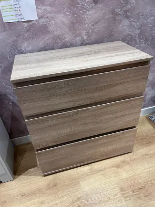 Cajonera de madera color beige y marrón