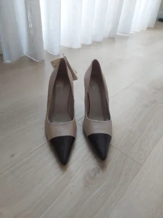 Zapatos de tacón Zara beige y negro