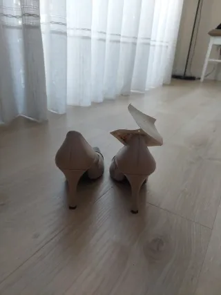 Zapatos de tacón Zara beige y negro