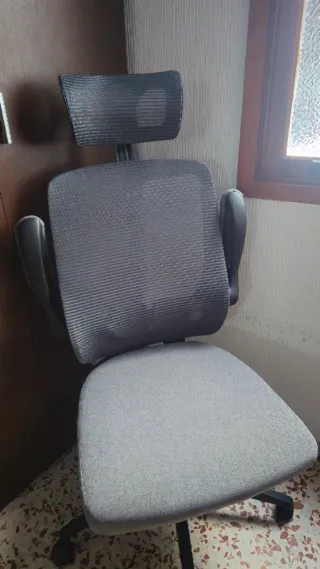 Silla de oficina ergonómica gris