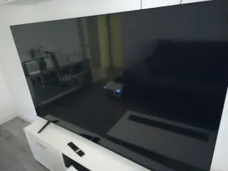 Televisor Negro con Pantalla Dañada