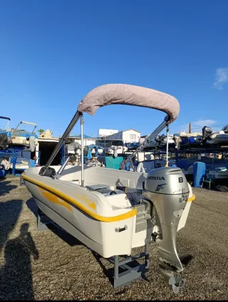 Barco con motor Honda