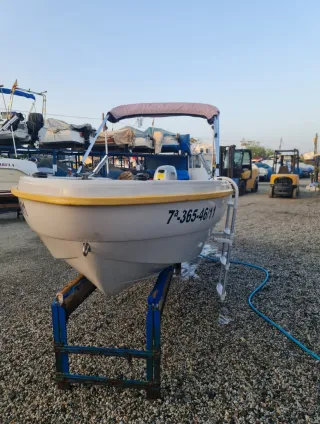 Barco con motor Honda