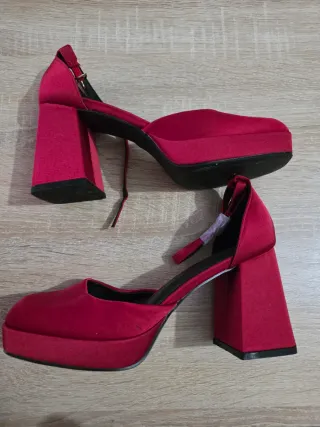 Zapatos de tacón rojos talla 39