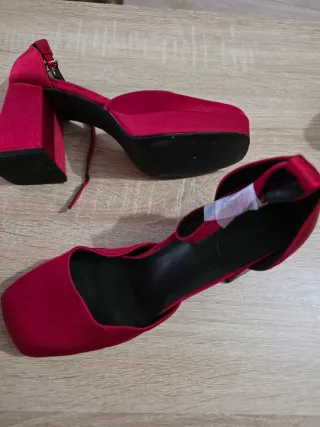 Zapatos de tacón rojos talla 39