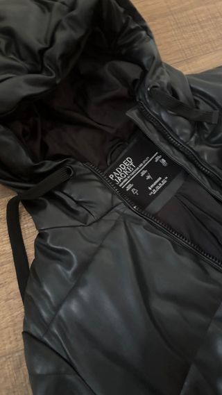 Abrigo efecto piel acolchado