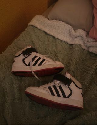 Zapatillas Adidas Blancas y Rojas
