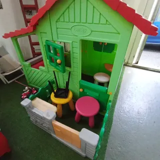 Casita de juegos infantil, cocinita y juguetes