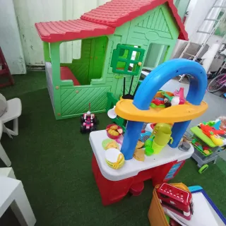 Casita de juegos infantil, cocinita y juguetes