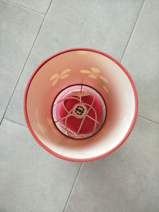 Lámpara de tela roja con flores