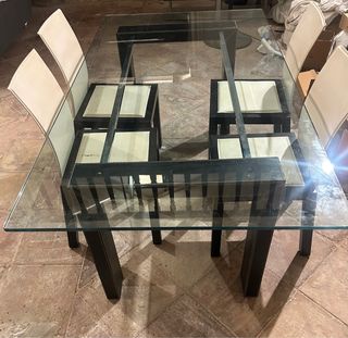 Mesa de comedor de cristal y sillas