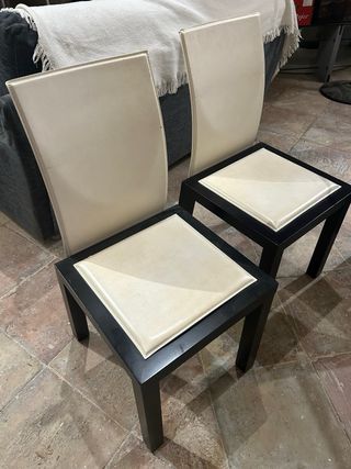 Mesa de comedor de cristal y sillas