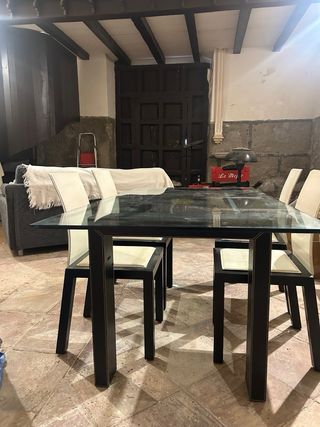 Mesa de comedor de cristal y sillas