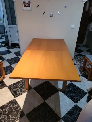 Mesa de madera marrón