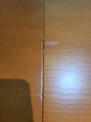 Mesa de madera marrón