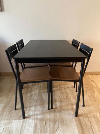 Mesa y 4 Sillas IKEA