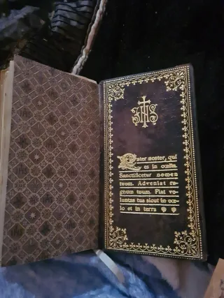 Libro antiguo religioso