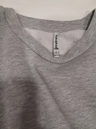 Sudadera gris Stradivarius con perlas