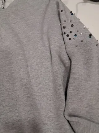 Sudadera gris Stradivarius con perlas