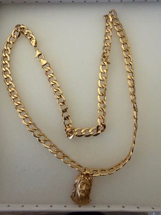 Cadena de oro con colgante de Jesús