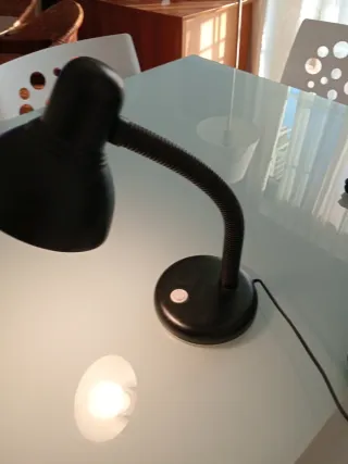 Flexo de mesa negro y blanco