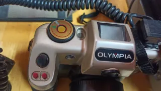 Fotocamera Olympus con cavi e adattatori