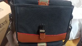 Fotocamera Olympus con cavi e adattatori