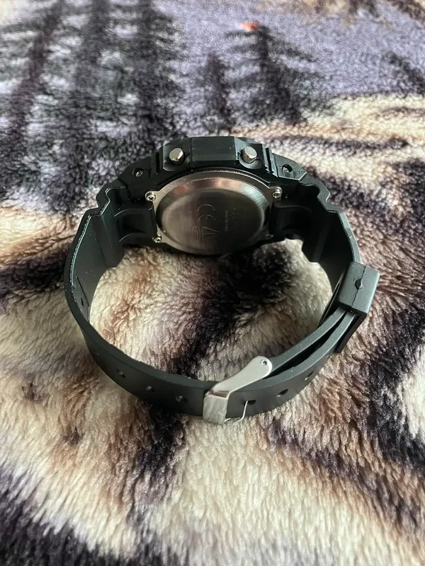 Reloj tipo Casio negro - Correa racing