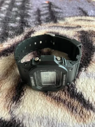 Reloj tipo Casio negro - Correa racing