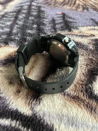 Reloj tipo Casio negro - Correa racing