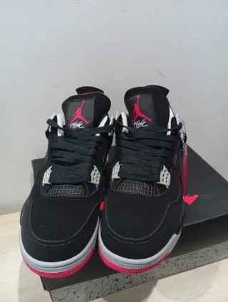 Zapatillas Jordan Negras y Rojas 41