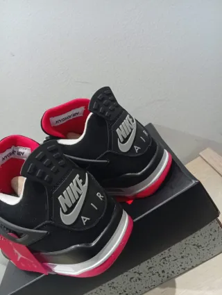 Zapatillas Jordan Negras y Rojas 41