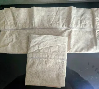 Funda de almohada beige con estampado