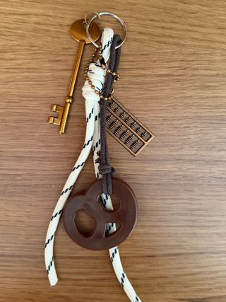 Llavero con llave antigua y abalorio