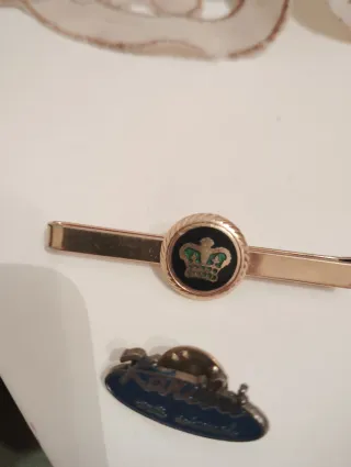 Pasador de corbata y pin discoteca Karibu