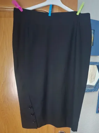 Falda midi negra con botones