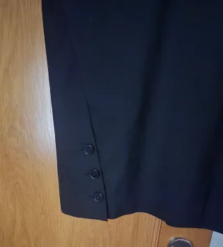 Falda midi negra con botones