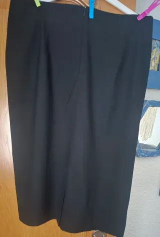 Falda midi negra con botones