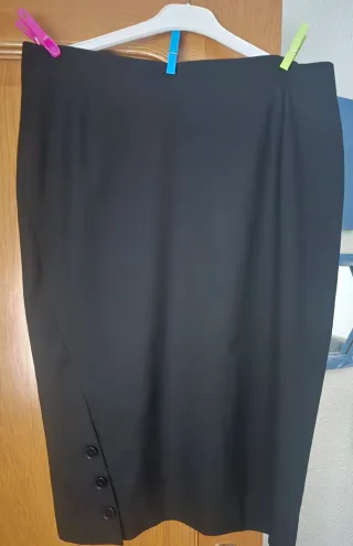 Falda midi negra con botones