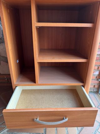 Escritorio de madera marrón