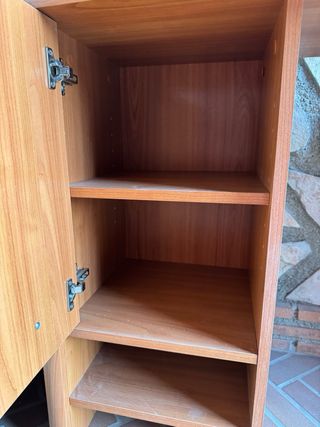 Escritorio de madera marrón